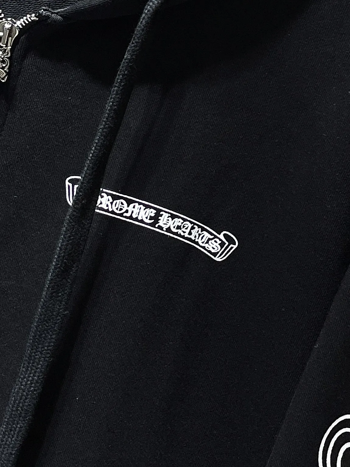 P260 Chrome Hearts Autumn and Winter 2025 Counter Synchronization ❤️ Crow Cross Pink Sword Short Sleeve Zipper Sweater Improved customized version of 1:1 high-weight high-quality fabric Recommended color: White Black Size: S, M, L, XL.